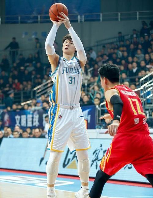 近视800度!他得分却力压易建联郭艾伦 不戴眼