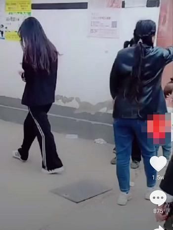 大衣哥儿媳遭村民围观！婆婆怒指邻居急救场，丈夫紧跟身后不说话