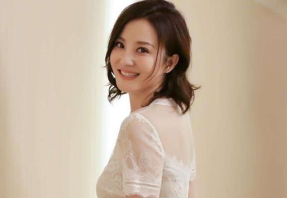 她是明星中整容最成功的一个,50岁还不结婚生子,看起来像30多岁 188金博网app