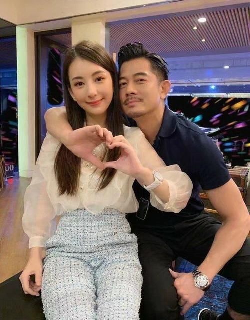 郭富城晒全家福，与方媛牵手两个女儿，女儿乖巧可爱，萌化众人