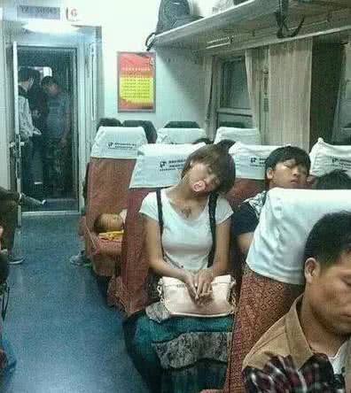 姑娘你穿成这样趴地上练射击,别人的注意力无