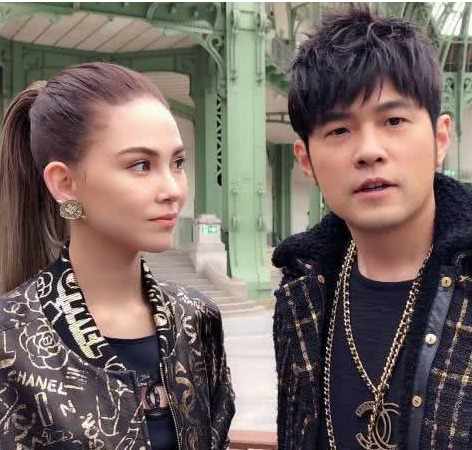 昆凌外出周杰伦贴身陪伴,情侣装超吸睛,有谁注