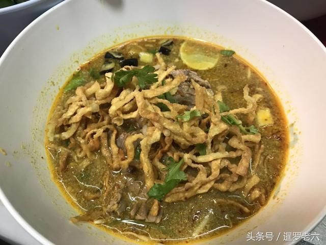 曼谷10元来碗“咖喱牛肉面”，菜单上牛肉七八块，碗里仅有三片！