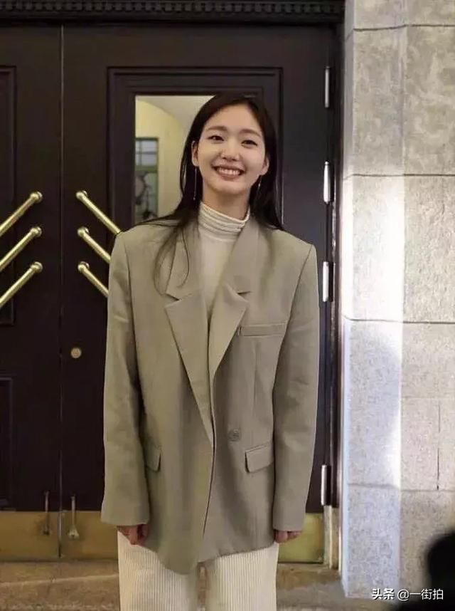 28岁金高银高调亮相,一袭碎花裙减龄又少女,167cm身材好惊艳 澳博注册平台