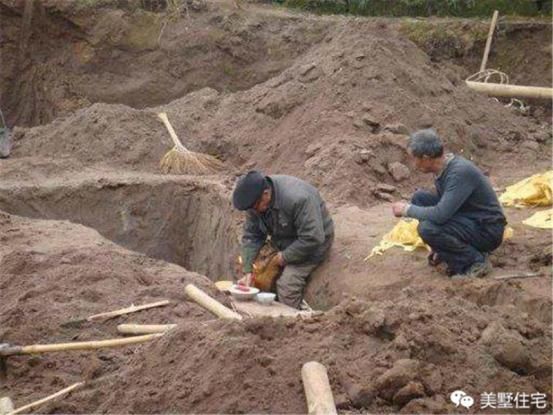 土帽父亲改造老家旧房建别墅,盖完后村里人都说太寒酸