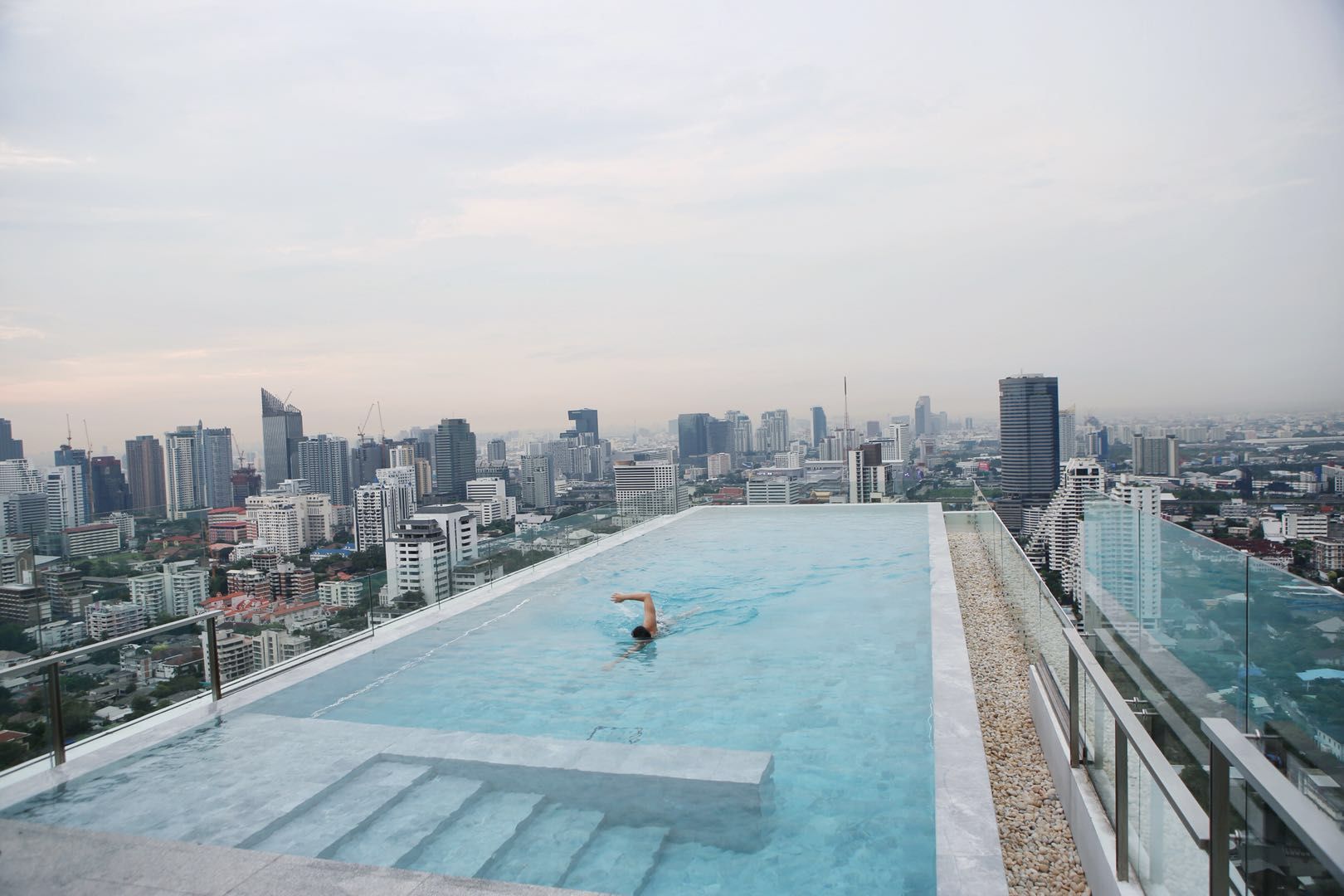 泰国曼谷著名的网红酒店什么样?34楼高空无边