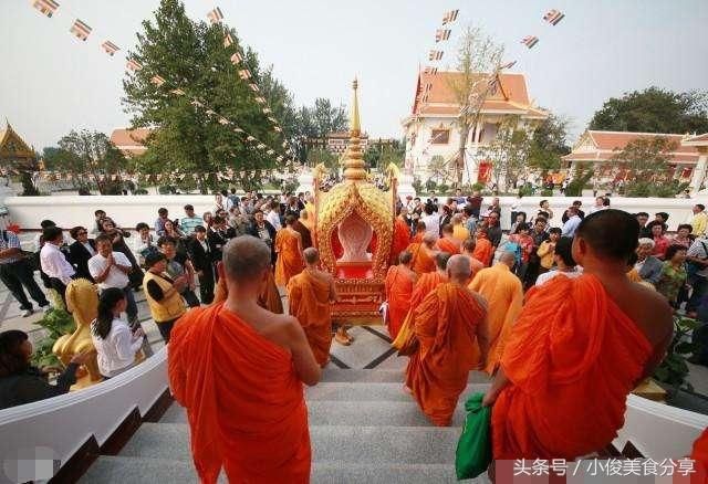 泼水节过后, 清洁工打扫卫生时, 却发现地面遗留