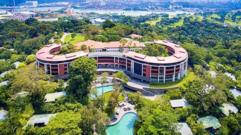 站在新加坡“圣淘沙岛”上，谁在“窥视”我们美丽的南海!