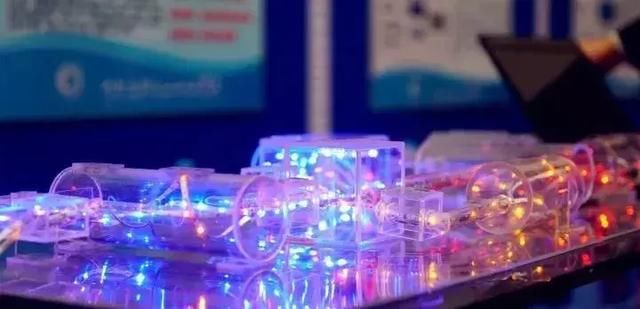 方程式赛车、倾斜式停车位…为啥这些新玩意儿