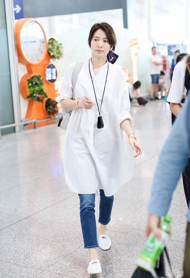 袁咏仪换回黑长直,印花衬衣搭格纹西装高级气