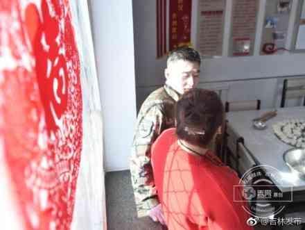 军嫂爬上长白山哨所陪爱人过3小时春节