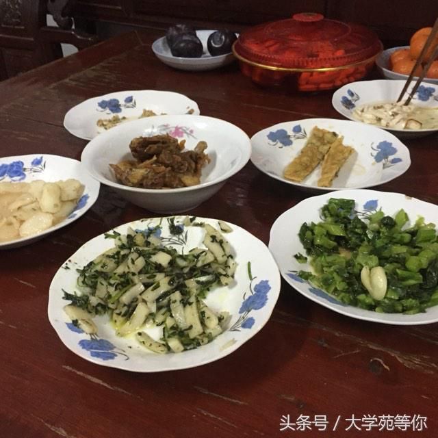 去乡下婆婆家过年，桌上就给一碟咸菜，我对婆婆说一话惹老公生气