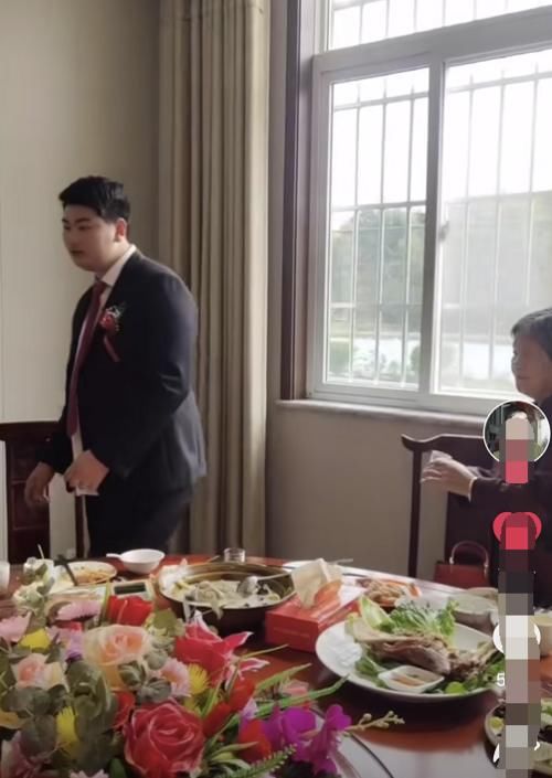 大衣哥朱之文儿子结婚，老家被围水泄不通，儿子敬酒略显不懂礼数