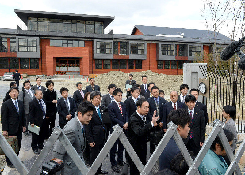 日本森友学园购地丑闻:中央官员辞职 基层职员自杀