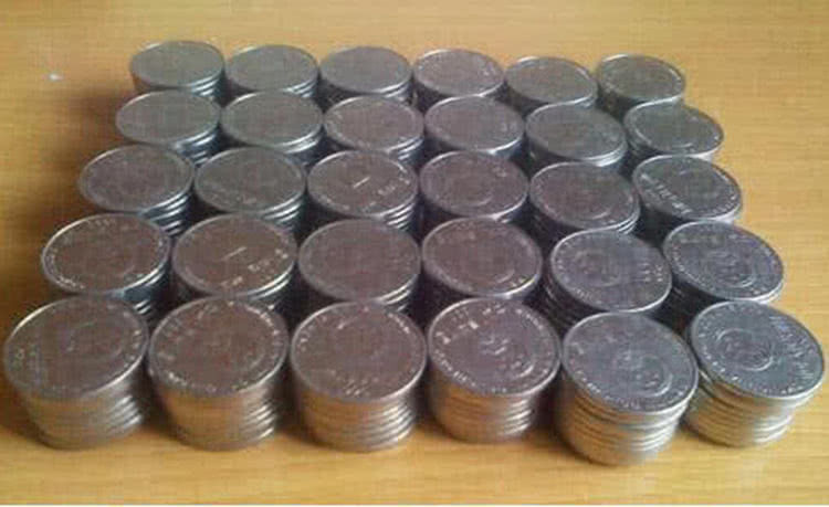 经常使用的一元钱硬币，如果是这个年代的，可以一元当三元钱使用