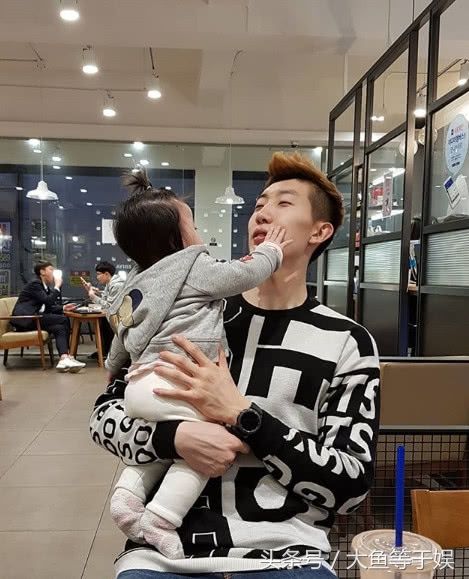 世界杯韩国门将赵贤佑粉底脸走红,家人照片曝