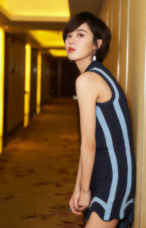 郁可唯会唱还会撩,穿波纹裙显露2副面孔,左腿