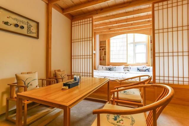 谁说只有冬天才能泡温泉，在这儿，春末的温泉比冬季更有料