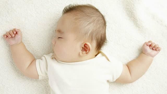 为什么宝宝睡觉都是统一的投降式? 答案很暖