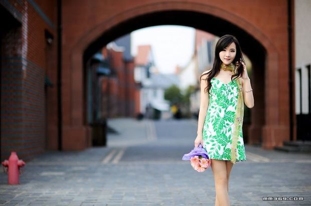 旅途中遇到的手捧花朵的女孩