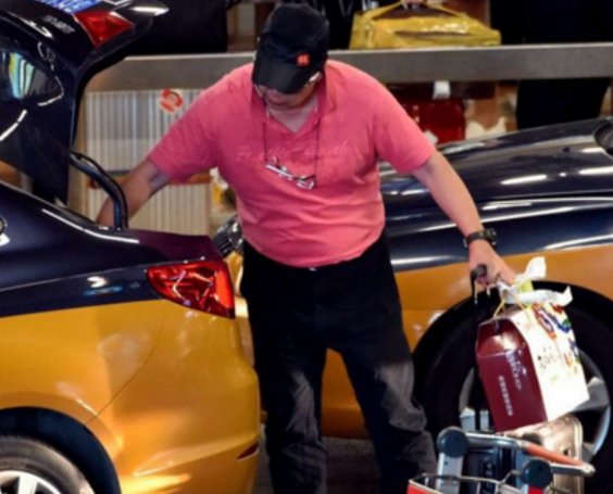 与张国立王刚并称铁三角,抛弃外国前妻,多次