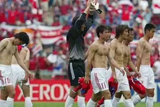 有图有真相:02年国足八块腹肌,18年个个肥肚囊