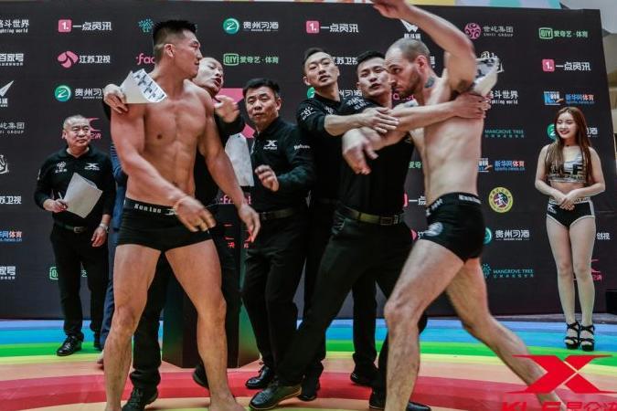 昆仑决精英赛称重:闫西波险大打出手,张立鹏誓