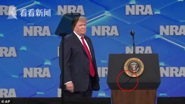 视频|特朗普登台演讲 支持者兴奋过头往台上扔手机