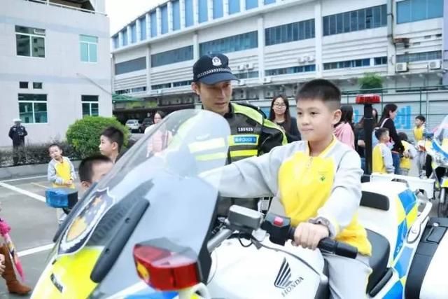 骑警车、摸枪、抢答题…他们直呼过瘾!昨天,一
