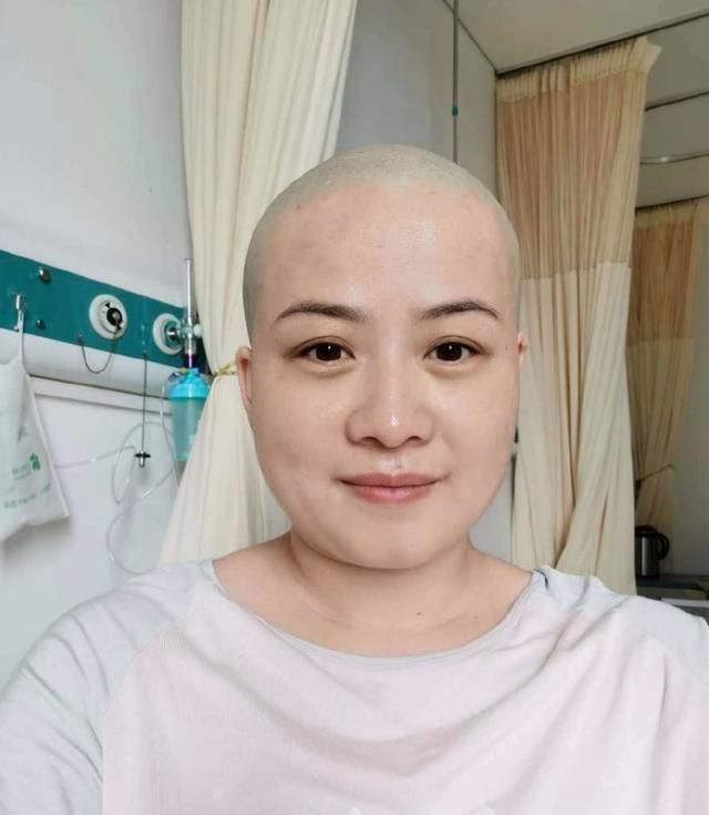 岳云鹏9岁女儿越长越漂亮，爱妻从手术中恢复，一家四口羡煞旁人