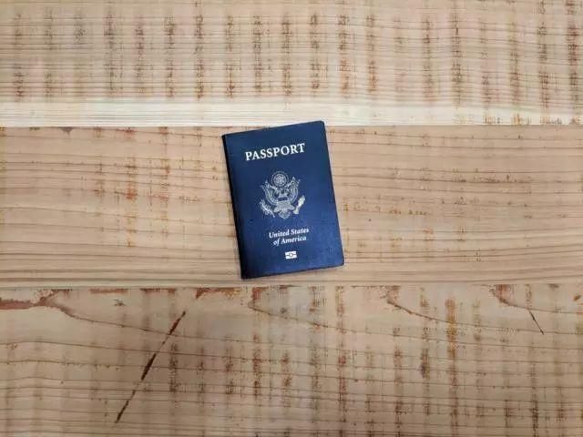 美国签证申请人收到签证后,应该立即仔细检查