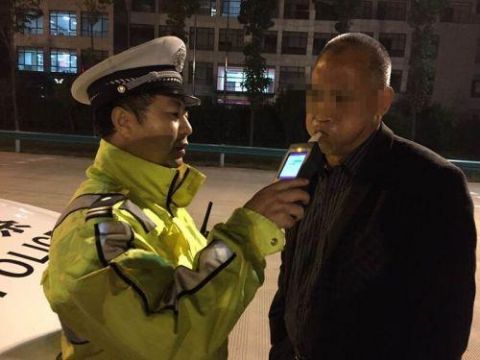 男子酒后驾车被查 坚称没喝酒还和民警套近乎