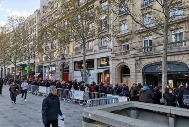 华为P30海外发售排队长!巴黎香榭丽舍大道被