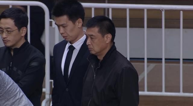他赛季首次身着西装,可惜已不是北京首钢主教练