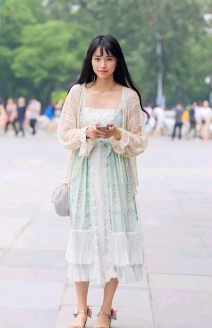 小姐姐一款颜色淡雅的连衣长裙,显得非常俏皮可爱插图 小姐姐一款颜色淡雅的连衣长裙,显得非常俏皮可爱插图