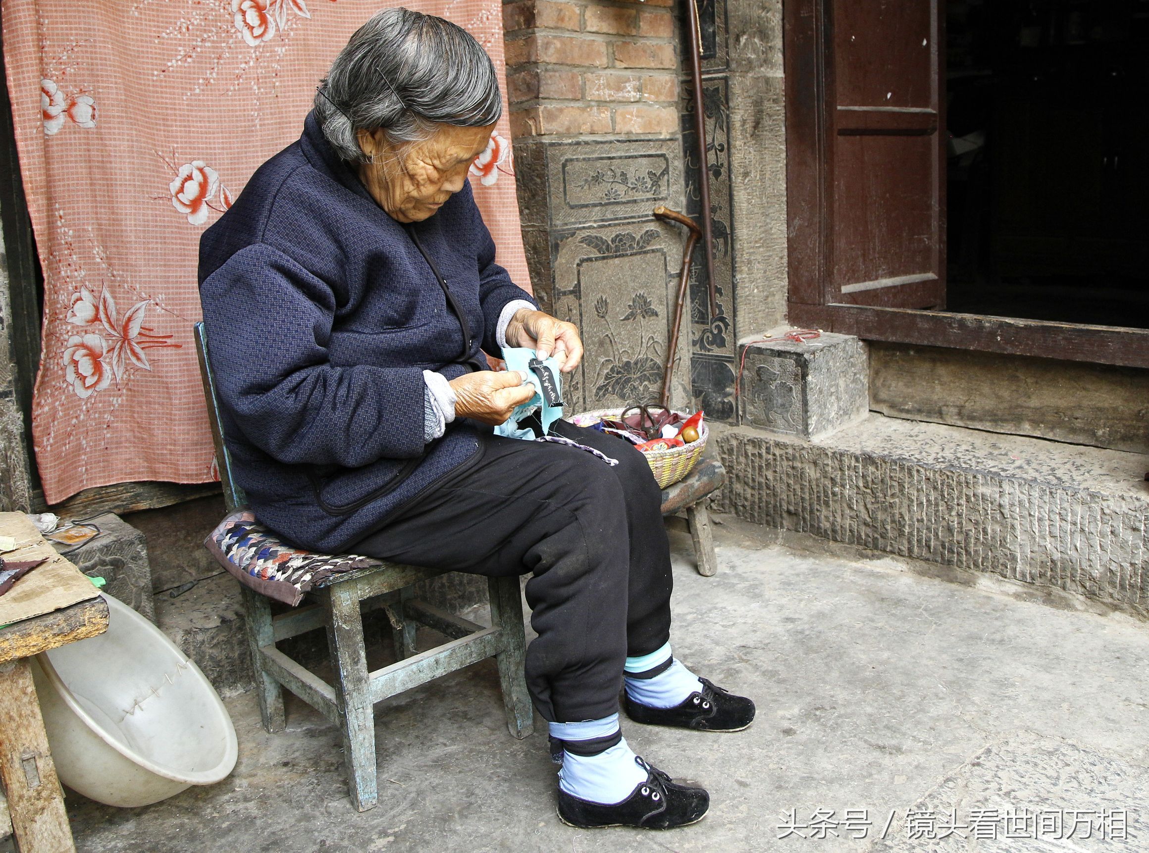 85岁小脚老太每天做针线活身体棒 教你长寿秘