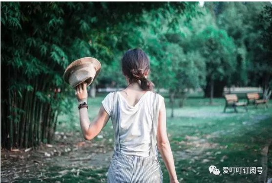 拍照背景虚化怎么拍 t013b473ecded64a515.jpg