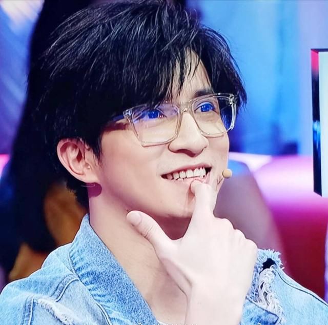 继被写进杂志作文里,这次薛之谦和他的歌出现