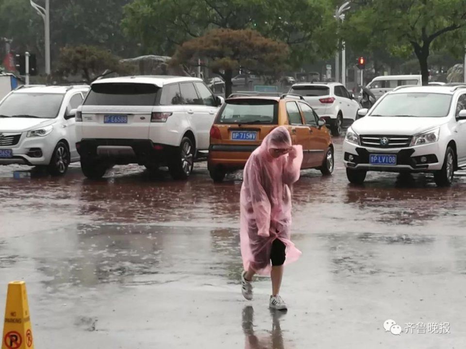 今晚，大雨要来!山东多地看海,水没过膝盖!荣成也有雷电加雨!