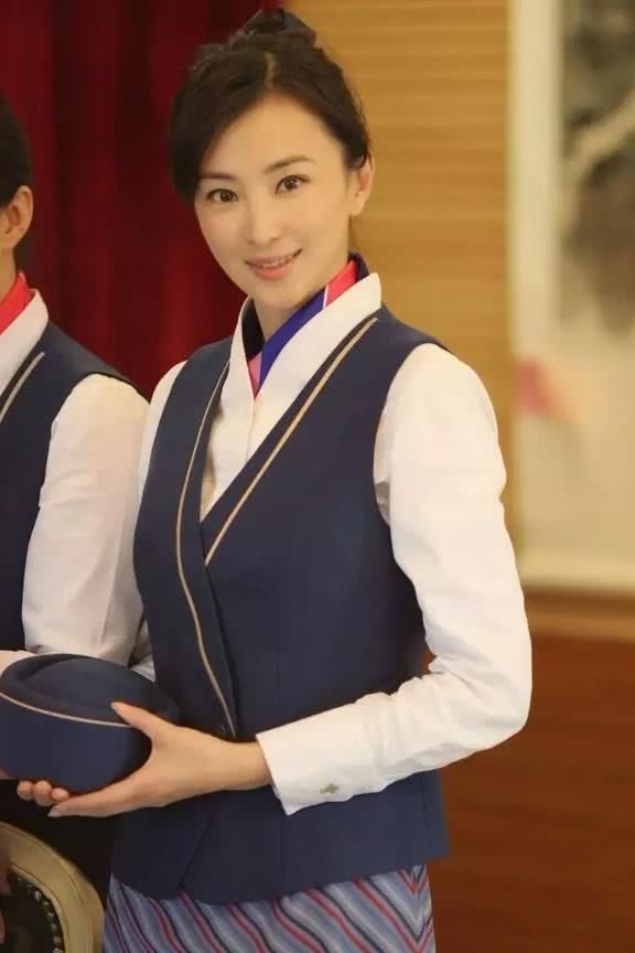 她17岁当空姐被发掘,开公司被骗破产,如今《扶