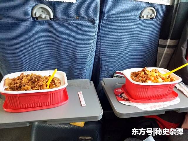 实拍：高铁上的盒饭“吃不起”，自带美食旁边人“羡慕不已”！