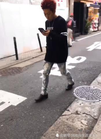 中国人vs韩国人vs日本人逛街,看到一头黄毛后