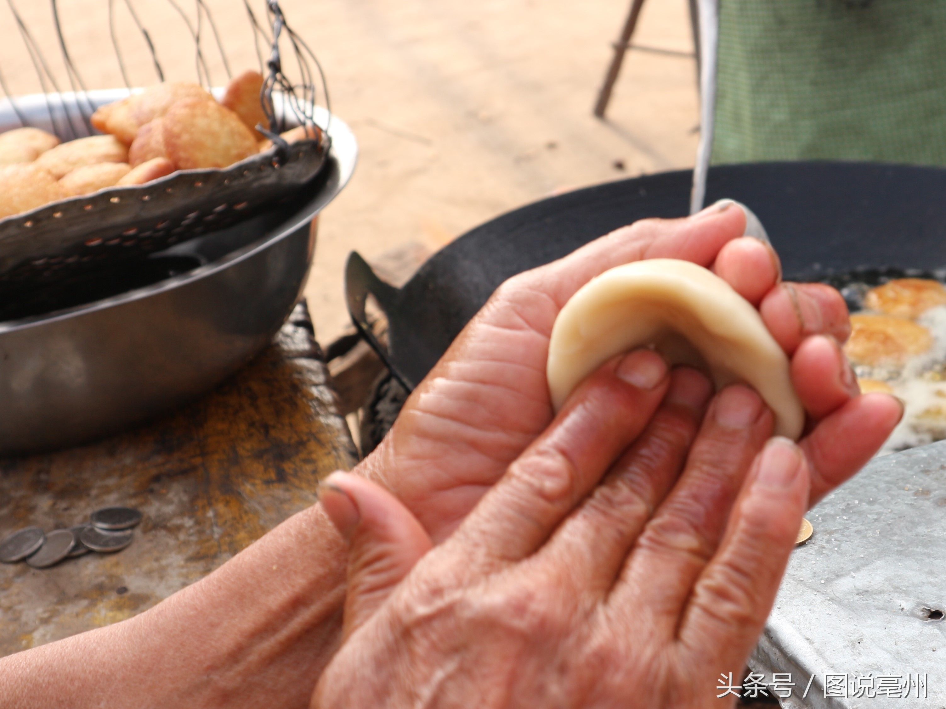 农村老人做不起眼的生意，一元钱一个，来晚的顾客买不到