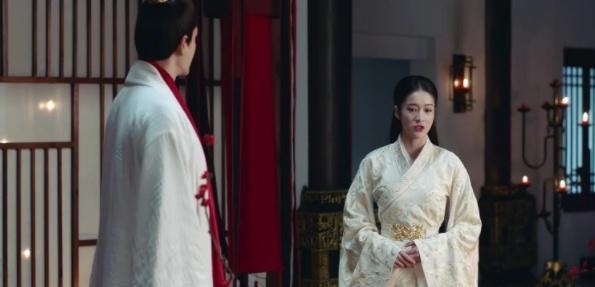 《白发》开播,男主脸型遭嘲,女主虎牙有特色,只