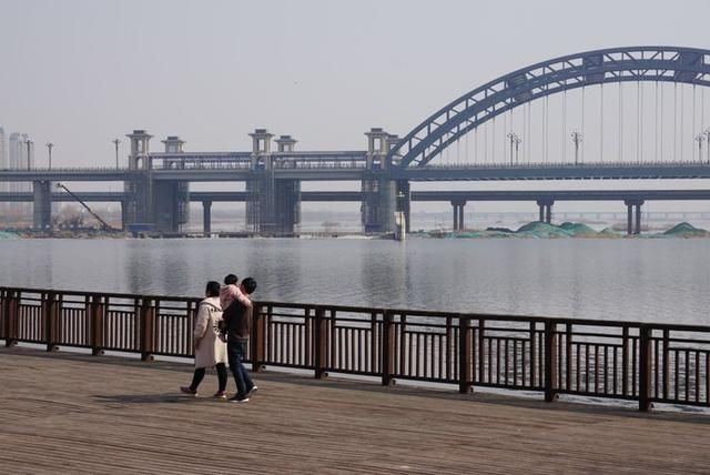 春节闲逛走拍洛阳百态之四：瀍河洛浦梅花艳，桥飞蛟龙丝路长