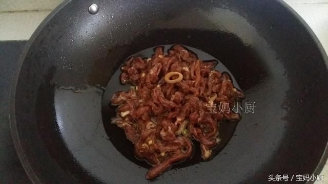 青椒炒牛肉，是先炒青椒还是牛肉？试试这做法，肉又滑又嫩特别香