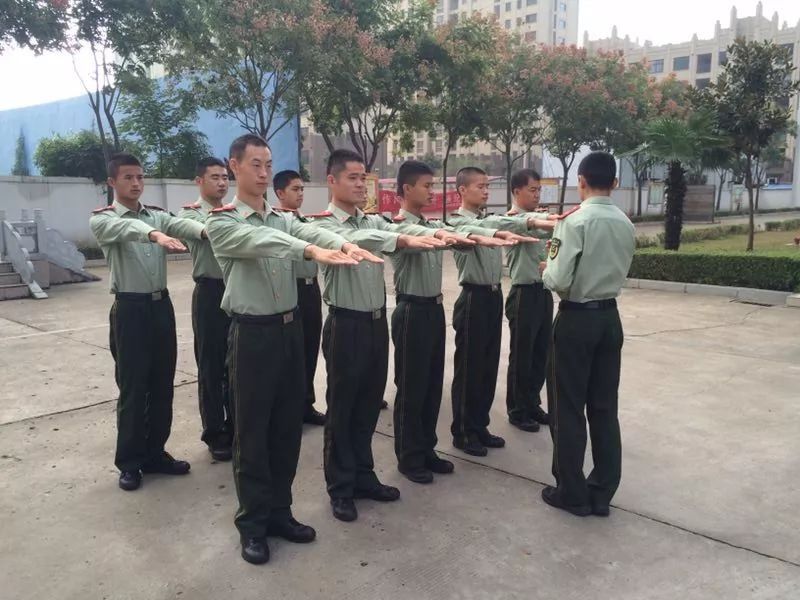 走好!今天,2000多名消防战士及市民送别烈士谢