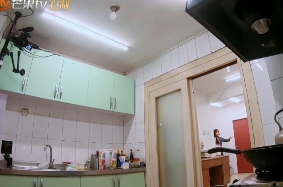 包贝尔带包文婧回11年前房子,直说自己穷,曝出