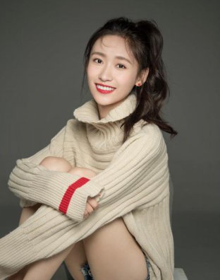 李俊瑶新生报到 新剧《你好,对方辩友》今日开