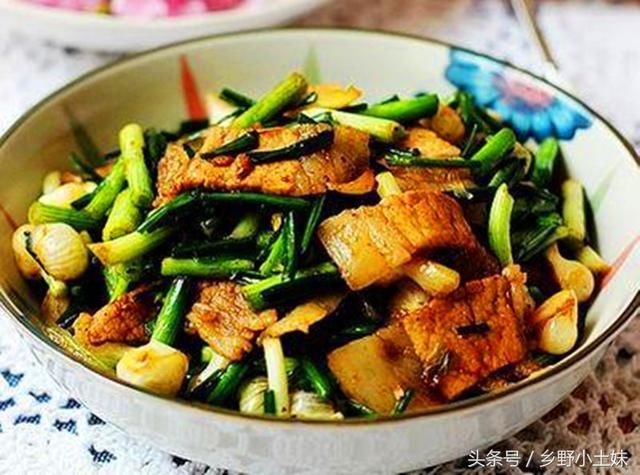 这种野菜味道鲜美,比大蒜药用价值还高,现在正是采挖的好季节